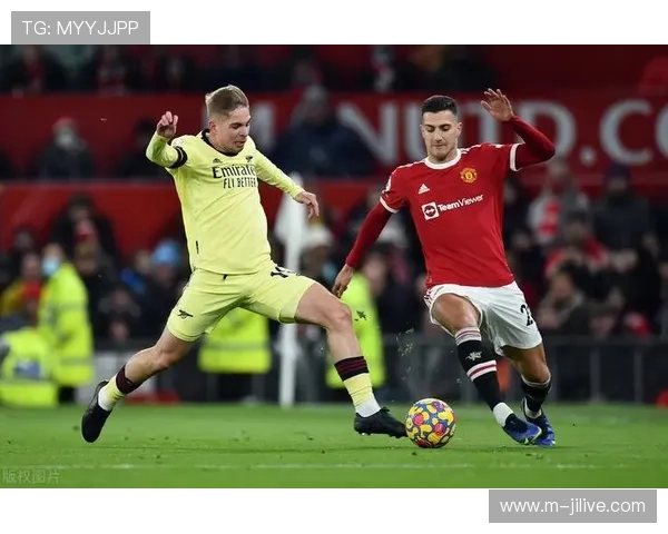 半场结束前意外掉球:包装工进攻锋线幸运护球避免转换 半场结束前意外掉球:包装工进攻锋线幸运护球避免转换